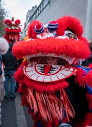 19e-arrondissement;-Année-du-Lapin;-Belleville;-Costumes-traditionnels;-Culture-chinoise;-Danse-des-lions;-Danse-du-lion;-Danseurs;-Défilé;-Fête-traditionnelle;-France;-Gueule-de-lion;-Kaleidos;-Kaleidos-images;-La-parole-à-limage;-Lapin-deau;-Lions;-Lions-rouges;-Mauvais-esprits;-Nouvel-an-chinois;-Nouvel-an-lunaire;-Paris;-Pompons;-Porte-bonheur;-Rue-de-Belleville;-Spectateurs;-Stories-Pictures;-Tarek-Charara