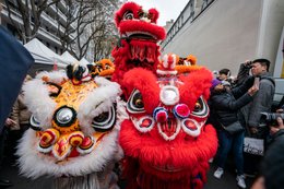 19e-arrondissement;-Année-du-Lapin;-Appareils-photo;-Belleville;-Costumes-traditionnels;-Culture-chinoise;-Danse-des-lions;-Danse-du-lion;-Danseurs;-Défilé;-Fête-traditionnelle;-France;-Kaleidos;-Kaleidos-images;-La-parole-à-limage;-Lapin-deau;-Lion-blanc;-Lions;-Lions-rouges;-Mauvais-esprits;-Nouvel-an-chinois;-Nouvel-an-lunaire;-Paris;-Photographes;-Pompons;-Porte-bonheur;-Rue-de-Belleville;-Smartphones;-Spectateurs;-Stories-Pictures;-Tarek-Charara;-Tentes