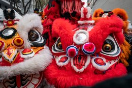 19e-arrondissement;-Année-du-Lapin;-Belleville;-Costumes-traditionnels;-Culture-chinoise;-Danse-des-lions;-Danse-du-lion;-Danseurs;-Défilé;-Fête-traditionnelle;-France;-Gros-plan;-Kaleidos;-Kaleidos-images;-La-parole-à-limage;-Lapin-deau;-Lion-blanc;-Lions;-Lions-rouges;-Mauvais-esprits;-Nouvel-an-chinois;-Nouvel-an-lunaire;-Paris;-Pompons;-Porte-bonheur;-Rue-de-Belleville;-Spectateurs;-Stories-Pictures;-Tarek-Charara;-Yeux