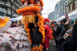 19e-arrondissement;-Année-du-Lapin;-Appareils-photo;-Belleville;-Caractères-chinois;-Costumes-traditionnels;-Culture-chinoise;-Danse-des-lions;-Danse-du-lion;-Danseurs;-Défilé;-Fête-traditionnelle;-France;-Kaleidos;-Kaleidos-images;-La-parole-à-limage;-Lapin-deau;-Lion-blanc;-Lion-orange;-Lion-rouge;-Lions;-Mauvais-esprits;-Nouvel-an-chinois;-Nouvel-an-lunaire;-Paris;-Photographes;-Porte-bonheur;-Rue-de-Belleville;-Smartphones;-Spectateurs;-Stories-Pictures;-Tarek-Charara;-Tentes