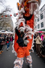 19e-arrondissement;-Année-du-Lapin;-Arbres;-Belleville;-Costumes-traditionnels;-Culture-chinoise;-Danse-des-lions;-Danse-du-lion;-Danseur;-Danseurs;-Défilé;-Fête-traditionnelle;-France;-Franges;-Kaleidos;-Kaleidos-images;-La-parole-à-limage;-Lapin-deau;-Lion-blanc;-Lion-orange;-Lions;-Mauvais-esprits;-Nouvel-an-chinois;-Nouvel-an-lunaire;-Paris;-Porte-bonheur;-Rue-de-Belleville;-Smartphones;-Spectateurs;-Stories-Pictures;-Tarek-Charara
