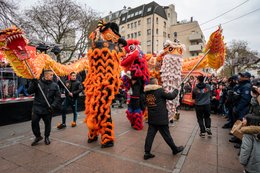 19e-arrondissement;-Année-du-Lapin;-Belleville;-Costumes-traditionnels;-Culture-chinoise;-Danse-des-lions;-Danse-du-dragon;-Danse-du-lion;-Danseurs;-Défilé;-Dragon;-Dragon-chinois;-Fête-traditionnelle;-France;-Kaleidos;-Kaleidos-images;-La-parole-à-limage;-Lapin-deau;-Lion-blanc;-Lion-orange;-Lion-rouge;-Lions;-Mauvais-esprits;-Nouvel-an-chinois;-Nouvel-an-lunaire;-Paris;-Place;-Porte-bonheur;-Rue-de-Belleville;-Spectateurs;-Stories-Pictures;-Tarek-Charara