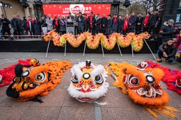 19e-arrondissement;-Année-du-Lapin;-Banderole;-Belleville;-Caractères-chinois;-Culture-chinoise;-Défilé;-Dragon;-Écharpe-tricolore;-Élus-locaux;-Fête-traditionnelle;-France;-Kaleidos;-Kaleidos-images;-La-parole-à-limage;-Lapin-deau;-Lions;-Nouvel-an-chinois;-Nouvel-an-lunaire;-Paris;-Pupitre;-Rue-de-Belleville;-Scène;-Stories-Pictures;-Tarek-Charara;-Têtes-de-lion