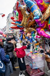 19th-arrondissement;-Balloon-seller;-Balloons;-Belleville;-Cart;-Child;-Chinese-culture;-Chinese-New-Year;-Crowd;-Families;-Foil-balloons;-France;-Kaleidos;-Kaleidos-images;-La-parole-à-limage;-Lunar-New-Year;-Parade;-Paris;-Red-lanterns;-Rue-de-Belleville;-Stories-Pictures;-Street-vendors;-Tarek-Charara;-Traditional-festival;-Water-Rabbit;-Year-of-the-Rabbit