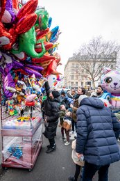 19e-arrondissement;-Année-du-Lapin;-Ballons;-Ballons-en-aluminium;-Belleville;-Chariot;-Culture-chinoise;-Défilé;-Enfants;-Familles;-Fête-traditionnelle;-France;-Kaleidos;-Kaleidos-images;-La-parole-à-limage;-Lapin-deau;-Marchands-ambulants;-Nouvel-an-chinois;-Nouvel-an-lunaire;-Paris;-Rue-de-Belleville;-Stories-Pictures;-Tarek-Charara;-Vendeur-de-ballons