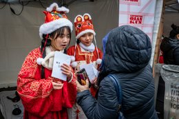 19e-arrondissement;-Année-du-Lapin;-Belleville;-Coiffes;-Costumes-traditionnels;-Culture-chinoise;-Défilé;-Fête-traditionnelle;-Feuillets;-France;-Jeunes-femmes;-Kaleidos;-Kaleidos-images;-La-parole-à-limage;-Lapin-deau;-Nouvel-an-chinois;-Nouvel-an-lunaire;-Paris;-Rue-de-Belleville;-Smartphones;-Stand-éphémère;-Stories-Pictures;-Tarek-Charara;-Visiteurs
