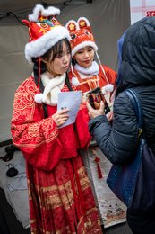 19th-arrondissement;-Belleville;-Chinese-culture;-Chinese-New-Year;-Embroidery;-France;-Hats;-Kaleidos;-Kaleidos-images;-La-parole-à-limage;-Leaflets;-Lunar-New-Year;-Parade;-Paris;-Pop-up-stand;-Rue-de-Belleville;-Smartphones;-Stories-Pictures;-Tarek-Charara;-Traditional-costumes;-Traditional-festival;-Visitors;-Water-Rabbit;-Year-of-the-Rabbit;-Young-women