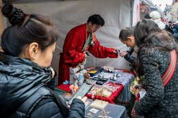 19e-arrondissement;-Année-du-Lapin;-Belleville;-Bijoux;-Clients;-Culture-chinoise;-Défilé;-Fête-traditionnelle;-France;-Kaleidos;-Kaleidos-images;-La-parole-à-limage;-Lapin-deau;-Marchands-ambulants;-Nouvel-an-chinois;-Nouvel-an-lunaire;-Paris;-Rue-de-Belleville;-Stand-éphémère;-Stories-Pictures;-Tarek-Charara;-Tunique-rouge;-Vendeur