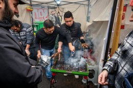 19e-arrondissement;-Année-du-Lapin;-Barbecue;-Barbecue-vert;-Belleville;-Brochettes;-Clients;-Cuisine-de-rue;-Cuisinier;-Cuisiniers;-Culture-chinoise;-Défilé;-Fête-traditionnelle;-France;-Fumée;-Gastronomie;-Grillades;-Homme;-Kaleidos;-Kaleidos-images;-La-parole-à-limage;-Lapin-deau;-Nouvel-an-chinois;-Nouvel-an-lunaire;-Paris;-Rue-de-Belleville;-Spécialités-culinaires;-Stand-éphémère;-Stories-Pictures;-Street-food;-Tarek-Charara;-Tente