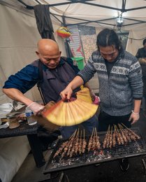 19e-arrondissement;-Année-du-Lapin;-Barbecue;-Belleville;-Brochettes;-Cuisine-de-rue;-Cuisinier;-Cuisiniers;-Culture-chinoise;-Défilé;-Éventail;-Fête-traditionnelle;-France;-Fumée;-Gant-en-plastique;-Gastronomie;-Grillades;-Homme;-Kaleidos;-Kaleidos-images;-La-parole-à-limage;-Lapin-deau;-Nouvel-an-chinois;-Nouvel-an-lunaire;-Paris;-Rue-de-Belleville;-Spécialités-culinaires;-Stand-éphémère;-Stories-Pictures;-Street-food;-Tarek-Charara;-Tente