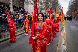 13e-arrondissement;-Année-du-Lapin;-Barrières;-Costumes-rouges;-Culture-chinoise;-Défilé;-Drapeaux;-Fête-traditionnelle;-France;-Jeune-femme;-Kaleidos;-Kaleidos-images;-La-parole-à-limage;-Lapin-deau;-Nouvel-an-chinois;-Nouvel-an-lunaire;-Paris;-Participants;-Porte-drapeaux;-Quartier-chinois;-Spectateurs;-Stories-Pictures;-Tarek-Charara