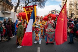 13e-arrondissement;-Année-du-Lapin;-Banderole;-Costumes-traditionnels;-Couronnes;-Culture-chinoise;-Défilé;-Drapeau-chinois;-Drapeau-européen;-Drapeau-français;-Drapeaux;-Fête-traditionnelle;-France;-Kaleidos;-Kaleidos-images;-La-parole-à-limage;-Lanternes-rouges;-Lapin-deau;-Nouvel-an-chinois;-Nouvel-an-lunaire;-Paris;-Participants;-Quartier-chinois;-Spectateurs;-Stories-Pictures;-Tarek-Charara
