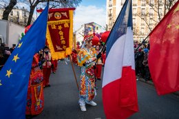 13e-arrondissement;13th-arrondissement;Année-du-Lapin;Banderole;Banner;Caractères-chinois;Chinatown;Chinese-New-Year;Chinese-characters;Chinese-culture;Chinese-flag;Costumes-traditionnels;Couronne-fleurie;Culture-chinoise;Drapeau-chinois;Drapeau-européen;Drapeau-français;Drapeaux;European-flag;Flags;Flowered-crown;France;French-flag;Fête-traditionnelle;Kaleidos;Kaleidos-images;La-parole-à-limage;Lanternes-rouges;Lapin-deau;Lunar-New-year;Nouvel-an-chinois;Nouvel-an-lunaire;Parade;Paris;Participants;Quartier-chinois;Red-lanterns;Stories-Pictures;Traditional-costumes;Traditional-festival;Water-Rabbit;Year-of-the-Rabbit;défilé-13e-arrondissement;13th-arrondissement;Ann�e-du-Lapin;Banderole;Banner;Caract�res-chinois;Chinatown;Chinese-New-Year;Chinese-characters;Chinese-culture;Chinese-flag;Costumes-traditionnels;Couronne-fleurie;Culture-chinoise;Drapeau-chinois;Drapeau-europ�en;Drapeau-fran�ais;Drapeaux;European-flag;Flags;Flowered-crown;France;French-flag;F�te-traditionnelle;Kaleidos;Kaleidos-images;La-parole-�-limage;Lanternes-rouges;Lapin-deau;Lunar-New-year;Nouvel-an-chinois;Nouvel-an-lunaire;Parade;Paris;Participants;Quartier-chinois;Red-lanterns;Stories-Pictures;Traditional-costumes;Traditional-festival;Water-Rabbit;Year-of-the-Rabbit;d�fil�