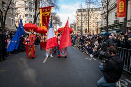 13e-arrondissement;13th-arrondissement;Année-du-Lapin;Barriers;Barrières;Cameraman;Caméraman;Chinatown;Chinese-New-Year;Chinese-culture;Chinese-flag;Costumes-traditionnels;Culture-chinoise;Drapeau-chinois;Drapeau-européen;Drapeau-français;Drapeaux;European-flag;Flags;France;French-flag;Fête-traditionnelle;Kaleidos;Kaleidos-images;La-parole-à-limage;Lanternes-rouges;Lapin-deau;Lunar-New-year;Nouvel-an-chinois;Nouvel-an-lunaire;Parade;Paris;Participants;Quartier-chinois;Red-lanterns;Spectateurs;Spectators;Stories-Pictures;Traditional-costumes;Traditional-festival;Water-Rabbit;Year-of-the-Rabbit;défilé-13e-arrondissement;13th-arrondissement;Ann�e-du-Lapin;Barriers;Barri�res;Cameraman;Cam�raman;Chinatown;Chinese-New-Year;Chinese-culture;Chinese-flag;Costumes-traditionnels;Culture-chinoise;Drapeau-chinois;Drapeau-europ�en;Drapeau-fran�ais;Drapeaux;European-flag;Flags;France;French-flag;F�te-traditionnelle;Kaleidos;Kaleidos-images;La-parole-�-limage;Lanternes-rouges;Lapin-deau;Lunar-New-year;Nouvel-an-chinois;Nouvel-an-lunaire;Parade;Paris;Participants;Quartier-chinois;Red-lanterns;Spectateurs;Spectators;Stories-Pictures;Traditional-costumes;Traditional-festival;Water-Rabbit;Year-of-the-Rabbit;d�fil�