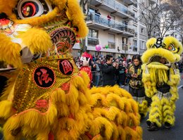 13e-arrondissement;13th-arrondissement;Année-du-Lapin;Big-head-figure;Caractères-chinois;Chinatown;Chinese-New-Year;Chinese-characters;Chinese-culture;Costumes-traditionnels;Culture-chinoise;Dancers;Danse-des-Lions;Danse-du-lion;Danseurs;Evil-spirits;France;Fête-traditionnelle;Good-luck-charm;Kaleidos;Kaleidos-images;La-parole-à-limage;Lapin-deau;Lion-dance;Lions;Lions-jaunes;Lunar-New-year;Mauvais-esprits;Medallions;Médaillons;Nouvel-an-chinois;Nouvel-an-lunaire;Paillettes;Parade;Paris;Personnage-à-grosse-tête;Photographers;Photographes;Porte-bonheur;Quartier-chinois;Sequins;Spectateurs;Spectators;Stories-Pictures;Traditional-costumes;Traditional-festival;Water-Rabbit;Year-of-the-Rabbit;Yellow-lions;défilé-13e-arrondissement;13th-arrondissement;Ann�e-du-Lapin;Big-head-figure;Caract�res-chinois;Chinatown;Chinese-New-Year;Chinese-characters;Chinese-culture;Costumes-traditionnels;Culture-chinoise;Dancers;Danse-des-Lions;Danse-du-lion;Danseurs;Evil-spirits;France;F�te-traditionnelle;Good-luck-charm;Kaleidos;Kaleidos-images;La-parole-�-limage;Lapin-deau;Lion-dance;Lions;Lions-jaunes;Lunar-New-year;Mauvais-esprits;Medallions;M�daillons;Nouvel-an-chinois;Nouvel-an-lunaire;Paillettes;Parade;Paris;Personnage-�-grosse-t�te;Photographers;Photographes;Porte-bonheur;Quartier-chinois;Sequins;Spectateurs;Spectators;Stories-Pictures;Traditional-costumes;Traditional-festival;Water-Rabbit;Year-of-the-Rabbit;Yellow-lions;d�fil�