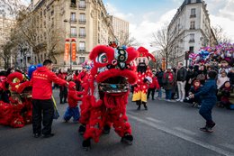 13e-arrondissement;13th-arrondissement;Année-du-Lapin;Ballons;Balloons;Big-head-figure;Children;Chinatown;Chinese-New-Year;Chinese-culture;Costumes-traditionnels;Culture-chinoise;Dancers;Danse-des-Lions;Danse-du-lion;Danseurs;Enfants;Evil-spirits;France;Fête-traditionnelle;Good-luck-charm;Kaleidos;Kaleidos-images;La-parole-à-limage;Lapin-deau;Lion-dance;Lion-rouge;Lions;Lunar-New-year;Mauvais-esprits;Nouvel-an-chinois;Nouvel-an-lunaire;Parade;Paris;Personnage-à-grosse-tête;Porte-bonheur;Quartier-chinois;Red-lion;Spectateurs;Spectators;Stories-Pictures;Traditional-costumes;Traditional-festival;Water-Rabbit;Year-of-the-Rabbit;défilé-13e-arrondissement;13th-arrondissement;Ann�e-du-Lapin;Ballons;Balloons;Big-head-figure;Children;Chinatown;Chinese-New-Year;Chinese-culture;Costumes-traditionnels;Culture-chinoise;Dancers;Danse-des-Lions;Danse-du-lion;Danseurs;Enfants;Evil-spirits;France;F�te-traditionnelle;Good-luck-charm;Kaleidos;Kaleidos-images;La-parole-�-limage;Lapin-deau;Lion-dance;Lion-rouge;Lions;Lunar-New-year;Mauvais-esprits;Nouvel-an-chinois;Nouvel-an-lunaire;Parade;Paris;Personnage-�-grosse-t�te;Porte-bonheur;Quartier-chinois;Red-lion;Spectateurs;Spectators;Stories-Pictures;Traditional-costumes;Traditional-festival;Water-Rabbit;Year-of-the-Rabbit;d�fil�