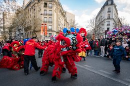 13e-arrondissement;-Année-du-Lapin;-Banderoles;-Costumes-traditionnels;-Culture-chinoise;-Danse-des-lions;-Danse-du-lion;-Danseurs;-Défilé;-Enfant;-Fête-traditionnelle;-France;-Kaleidos;-Kaleidos-images;-La-parole-à-limage;-Lapin-deau;-Lion-rouge;-Lions;-Mauvais-esprits;-Nouvel-an-chinois;-Nouvel-an-lunaire;-Paris;-Personnage-à-grosse-tête;-Porte-bonheur;-Quartier-chinois;-Spectateurs;-Stories-Pictures;-Tarek-Charara