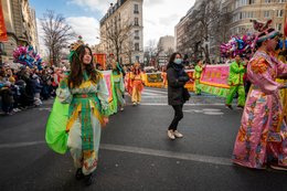 13th-arrondissement;-Associations;-Banner;-Chinatown;-Chinese-culture;-Chinese-New-Year;-Flowered-headdress;-France;-Green-costume;-Kaleidos;-Kaleidos-images;-La-parole-à-limage;-Lunar-New-Year;-Parade;-Paris;-Participants;-Spectators;-Stories-Pictures;-Tarek-Charara;-Traditional-festival;-Water-Rabbit;-Year-of-the-Rabbit;-Young-woman