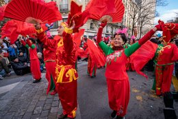13e-arrondissement;-Année-du-Lapin;-Associations;-Culture-chinoise;-Danse-des-éventails;-Danseuses;-Défilé;-Éventails-rouges;-Fête-traditionnelle;-France;-Kaleidos;-Kaleidos-images;-La-parole-à-limage;-Lapin-deau;-Nouvel-an-chinois;-Nouvel-an-lunaire;-Paris;-Participants;-Quartier-chinois;-Spectateurs;-Stories-Pictures;-Tarek-Charara