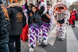 13e-arrondissement;-Année-du-Lapin;-Costumes-traditionnels;-Culture-chinoise;-Danse-des-lions;-Danse-du-lion;-Danseurs;-Défilé;-Fête-traditionnelle;-France;-Franges;-Kaleidos;-Kaleidos-images;-La-parole-à-limage;-Lapin-deau;-Lion-blanc;-Lion-rouge;-Lions;-Mauvais-esprits;-Nouvel-an-chinois;-Nouvel-an-lunaire;-Paris;-Passage-piéton;-Porte-bonheur;-Quartier-chinois;-Spectateurs;-Stories-Pictures;-Tarek-Charara;-Veste-noire
