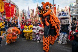 -13th-arrondissement;-Banner;-Chinatown;-Chinese-culture;-Chinese-New-Year;-Dancers;-Evil-spirits;-Flags;-France;-Good-luck-charm;-Kaleidos;-Kaleidos-images;-La-parole-à-limage;-Lined-up;-Lion-dance;-Lions;-Lions-at-rest;-Lunar-New-Year;-Orange-lion;-Parade;-Paris;-Spectators;-Stories-Pictures;-Tarek-Charara;-Traditional-costumes;-Traditional-festival;-Water-Rabbit;-White-lion;-Year-of-the-Rabbit;-Yellow-lion