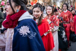 13e-arrondissement;-Année-du-Lapin;-Associations;-Broderies;-Cape-rouge;-Costumes-traditionnels;-Culture-chinoise;-Défilé;-Fête-traditionnelle;-Fleurs-blanches;-France;-Hanfu;-Jeunes-femmes;-Kaleidos;-Kaleidos-images;-La-parole-à-limage;-Lapin-deau;-Nouvel-an-chinois;-Nouvel-an-lunaire;-Paris;-Participants;-Quartier-chinois;-Stories-Pictures;-Tarek-Charara