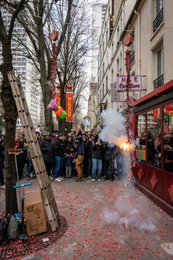 13th-arrondissement;-Chinatown;-Chinese-culture;-Chinese-New-Year;-Demons;-Firecrackers;-Flame;-France;-Fuse;-Happiness;-Kaleidos;-Kaleidos-images;-La-parole-à-limage;-Ladder;-Lanterns;-Lunar-New-Year;-New-Year-firecrackers;-Paris;-Peace;-Red-paper;-Smartphones;-Smoke;-Spectators;-Stories-Pictures;-String-of-firecrackers;-Tarek-Charara;-Tradition;-Traditional-festival;-Tree;-Water-Rabbit;-Year-of-the-Rabbit