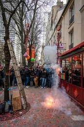 13e-arrondissement;-Année-du-Lapin;-Arbre;-Bonheur;-Chapelet-de-pétards;-Culture-chinoise;-Démons;-Échelle;-Étincelles;-Explosion;-Fête-traditionnelle;-France;-Fumée;-Kaleidos;-Kaleidos-images;-La-parole-à-limage;-Lanternes;-Lapin-deau;-Nouvel-an-chinois;-Nouvel-an-lunaire;-Paix;-Papier-rouge;-Paris;-Pétards;-Pétards-du-Nouvel-an;-Quartier-chinois;-Spectateurs;-Stories-Pictures;-Tarek-Charara;-Tradition