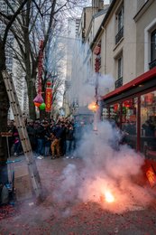 13e-arrondissement;-Année-du-Lapin;-Arbre;-Bonheur;-Chapelet-de-pétards;-Culture-chinoise;-Démons;-Échelle;-Éclat-lumineux;-Explosion;-Fête-traditionnelle;-France;-Fumée;-Kaleidos;-Kaleidos-images;-La-parole-à-limage;-Lanternes;-Lapin-deau;-Nouvel-an-chinois;-Nouvel-an-lunaire;-Paix;-Papier-rouge;-Paris;-Pétards;-Pétards-du-Nouvel-an;-Quartier-chinois;-Spectateurs;-Stories-Pictures;-Tarek-Charara;-Tradition