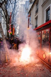 13e-arrondissement;-Année-du-Lapin;-Arbre;-Bonheur;-Chapelet-de-pétards;-Culture-chinoise;-Démons;-Échelle;-Éclair;-Explosion;-Fête-traditionnelle;-Fragments-rouges;-France;-Fumée;-Kaleidos;-Kaleidos-images;-La-parole-à-limage;-Lanternes;-Lapin-deau;-Nouvel-an-chinois;-Nouvel-an-lunaire;-Paix;-Papier-rouge;-Paris;-Pétards;-Pétards-du-Nouvel-an;-Quartier-chinois;-Spectateurs;-Stories-Pictures;-Tarek-Charara;-Tradition