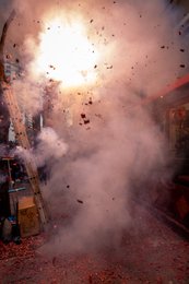 13e-arrondissement;-Année-du-Lapin;-Arbre;-Bonheur;-Chapelet-de-pétards;-Culture-chinoise;-Débris;-Démons;-Échelle;-Explosion;-Fête-traditionnelle;-Fragments-rouges;-France;-Fumée;-Kaleidos;-Kaleidos-images;-La-parole-à-limage;-Lanternes;-Lapin-deau;-Nouvel-an-chinois;-Nouvel-an-lunaire;-Paix;-Papier-rouge;-Paris;-Pétards;-Pétards-du-Nouvel-an;-Quartier-chinois;-Stories-Pictures;-Tarek-Charara;-Tradition