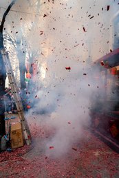 13e-arrondissement;-Année-du-Lapin;-Arbre;-Bonheur;-Chapelet-de-pétards;-Culture-chinoise;-Débris;-Démons;-Échelle;-Fête-traditionnelle;-Fragments-rouges;-France;-Fumée;-Kaleidos;-Kaleidos-images;-La-parole-à-limage;-Lanternes;-Lapin-deau;-Lumière-du-jour;-Nouvel-an-chinois;-Nouvel-an-lunaire;-Paix;-Papier-rouge;-Paris;-Pétards;-Pétards-du-Nouvel-an;-Quartier-chinois;-Stories-Pictures;-Tarek-Charara;-Tradition